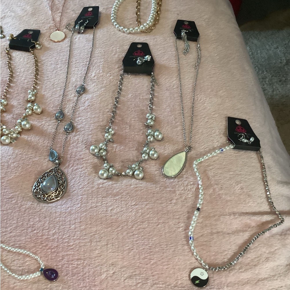 Paparazzi jewelry $2.00 each and shipping is $6.00